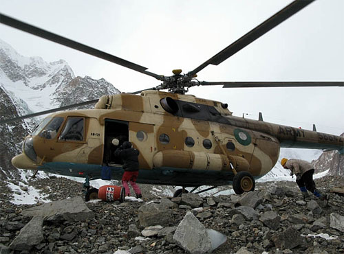 Helikopter w bazie pod Broad Peak.