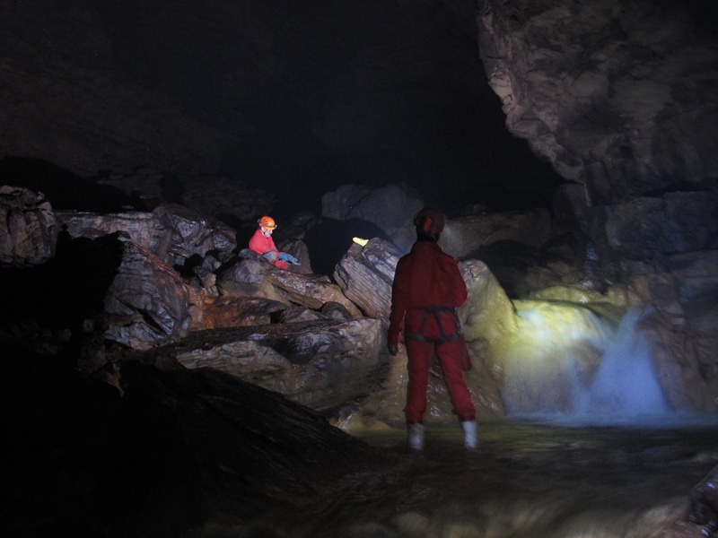 Eksploracja rzeki w jaskini He Dong - fot. He Duan Yong