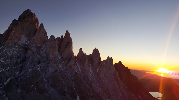 Grupa Fitz Roya o wschodzi słońca, Saint Exupery to 3 szczyt od prawej Grupa Fitz Roya o wschodzi słońca, Saint Exupery to 3 szczyt od prawej